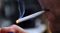 Μέχρι και γιατροί πιάστηκαν να καπνίζουν σε νοσοκομεία