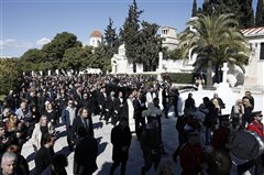 Πλήθος κόσμου στο τελευταίο «αντίο» για τον Κώστα Βουτσά