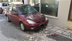 Καλαμαριά: Μαρμάρινη πλάκα έπεσε πάνω σε αυτοκίνητο (φωτο)