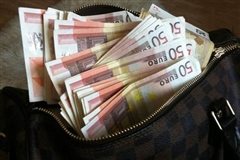 Θεσσαλονίκη: Άνεργη βρήκε 15.000€ στο δρόμο και της παρέδωσε στην Αστυνομία
