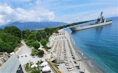 Απίστευτο: Αρματαγωγό βγήκε μπροστά σε μπιτς μπαρ στην Πιερία