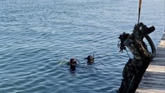 Θεσσαλονίκη: Μηχανάκια, πατίνια και καρότσια έβγαλαν δύτες από τον Θερμαϊκό