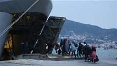 Μυτιλήνη: Αναχώρησε αρματαγωγό με 450 πρόσφυγες για την ενδοχώρα