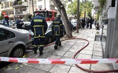 Θεσσαλονίκη: Πυροσβέστες έσωσαν γυναίκα που κρεμόταν από μπαλκόνι