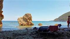 100 άτομα και τέλος: Η μοναδική παραλία στην Ελλάδα που δεν χρειάζεσαι αντηλιακό ευτυχώς δεν γεμίζει ποτέ (Vid)
