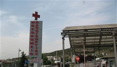 Βρέφος έπεσε από τα χέρια παπά - Νοσηλεύεται σε νοσοκομείο (βιντεο)