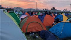 500 πρόσφυγες στα Διαβατά - Ισχυρή αστυνομική δύναμη απ'έξω