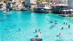 Ούτε καράβι, ούτε συνωστισμός: Το ωραιότερο road trip στην Ελλάδα με τις παραλίες που θα θυμάσαι για μια ζωή