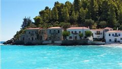 Κρυμμένο για σοβαρό λόγο: Το αθέατο ελληνικό χωριό που όποιος το βρίσκει δεν ξανακάνει αλλού διακοπές (Pics)
