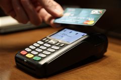 Τέλος οι συνεχόμενες ανέπαφες συναλλαγές με κάρτα - Τι αλλάζει