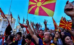 Συλλαλητήριο στα Σκόπια - Το πλήθος φώναζε: «Η Μακεδονία θα κερδίσει»