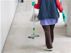 Διετής σύμβαση για σχολικές καθαρίστριες - 4μηνη για ναυαγοσώστες
