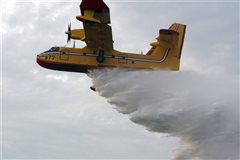 Περισσότερα ελικόπτερα και καναντέρ στη μάχη με τις φλόγες φέτος το καλοκαίρι