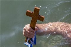 Με λαμπρότητα τελέστηκε ο αγιασμός των υδάτων στη Θεσσαλονίκη