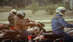«Τα τσακάλια»: Η σκηνή από τη θρυλική ταινία που ο κασκαντέρ του Μιχαλόπουλου χτυπάει στο κεφάλι με τη μηχανή