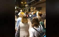 Καλαμαριά: Ο ΧΟΘ σεργιάνισε στις γειτονιές τραγουδώντας (βιντεο)