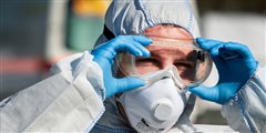 Kορωνοϊός: Τα σταγονίδια του ιού μπορούν να ταξιδέψουν έως 8 μέτρα