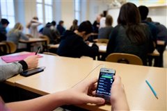 Τέλος τα κινητά για τους μαθητές στα σχολεία