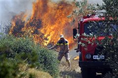 Μεγάλη φωτιά κοντά στα Χανιά – Απομακρύνθηκαν οι κάτοικοι σε χωριό