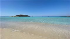 Ψιλή άμμος, ρηχά, διάφανα νερά, 1350μ.: Η παραλία που είναι στις 10 καλύτερες του κόσμου βρίσκεται 4 ώρες απ’ την Αθήνα
