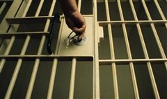 Στη φυλακή 46χρονη που υποσχόταν πως θα σβήσει χρέη οφειλετών