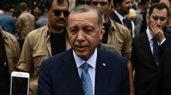Θρίαμβος Ερντογάν εκλέγεται πρόεδρος από τον α' γύρο παίρνει και τη Βουλή