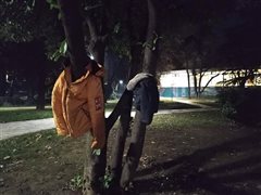 Βόρεια Ελλάδα: Βάζουν μπουφάν σε δέντρα, για να τα πάρει όποιος κρυώνει!